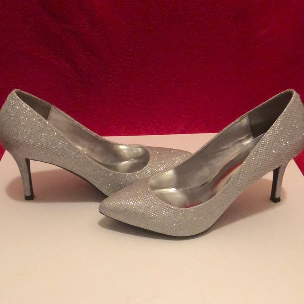 143 Girl Owanda pumps by Rampage.